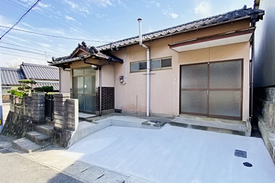 築上郡の空き家に駐車場を造成