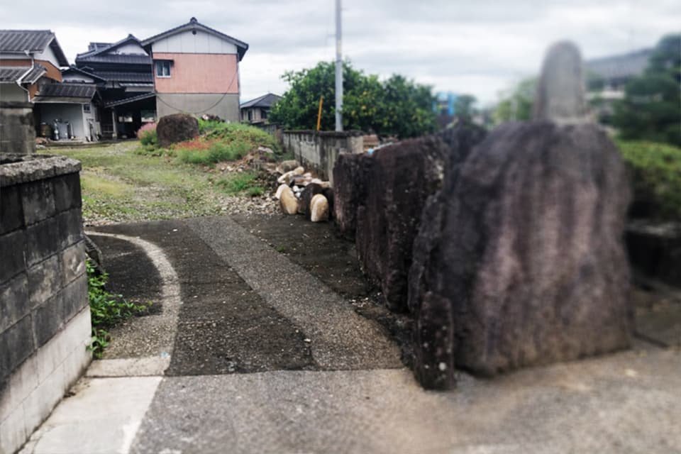 車の出入りも難しい敷地への進入路