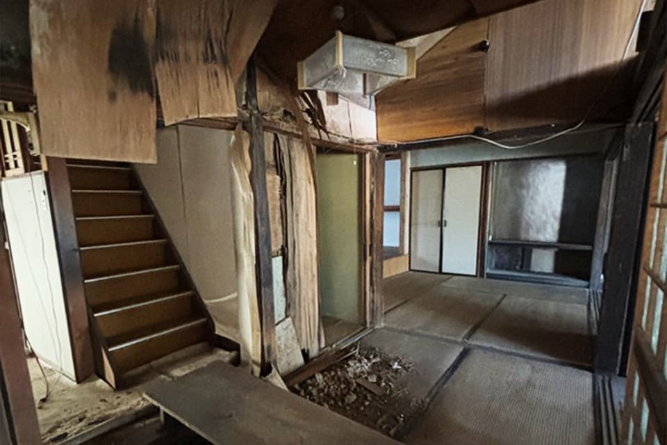 雨漏りで崩れている古家